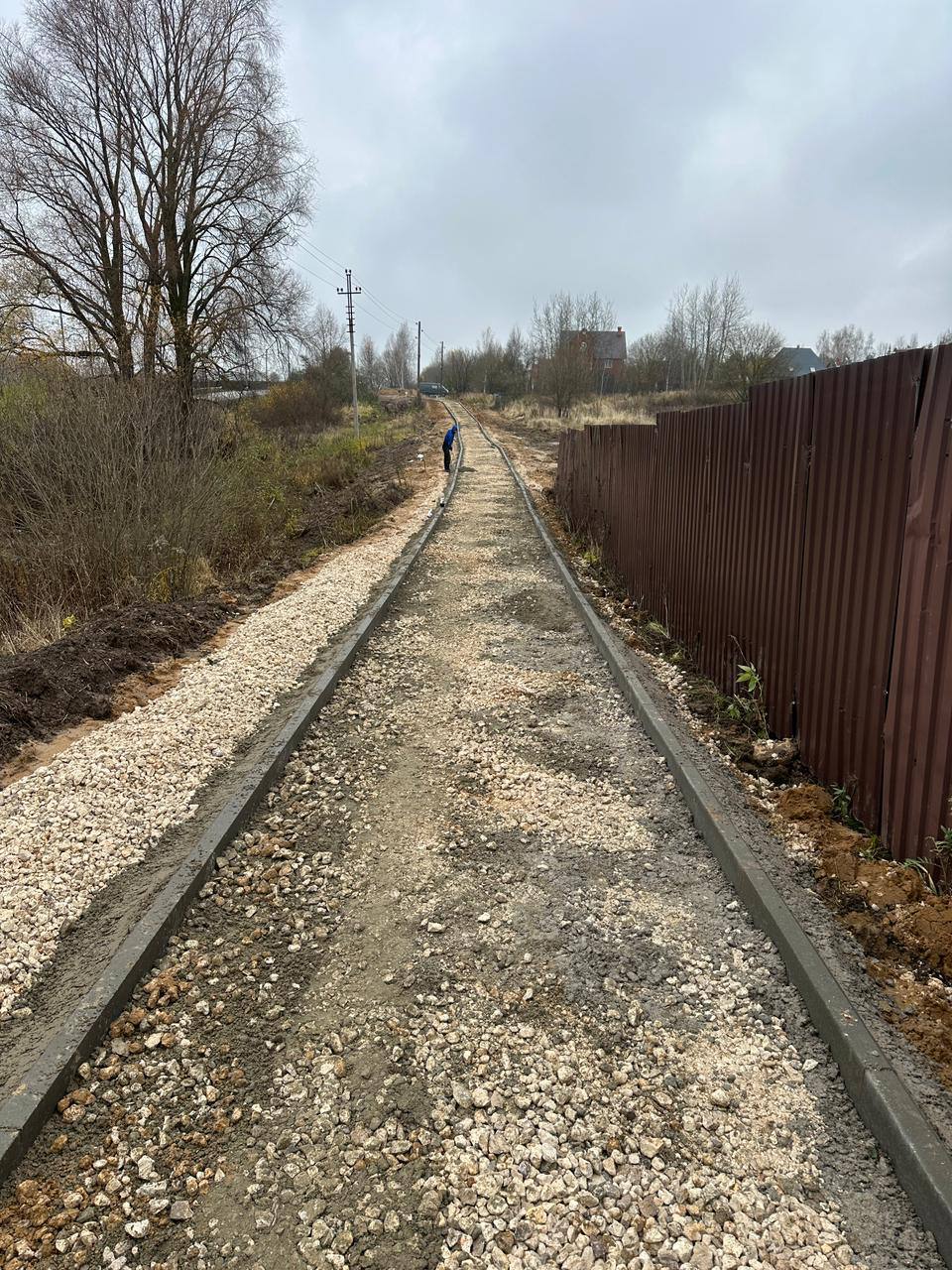 В микрорайоне Барыбино обустраивают новый тротуар