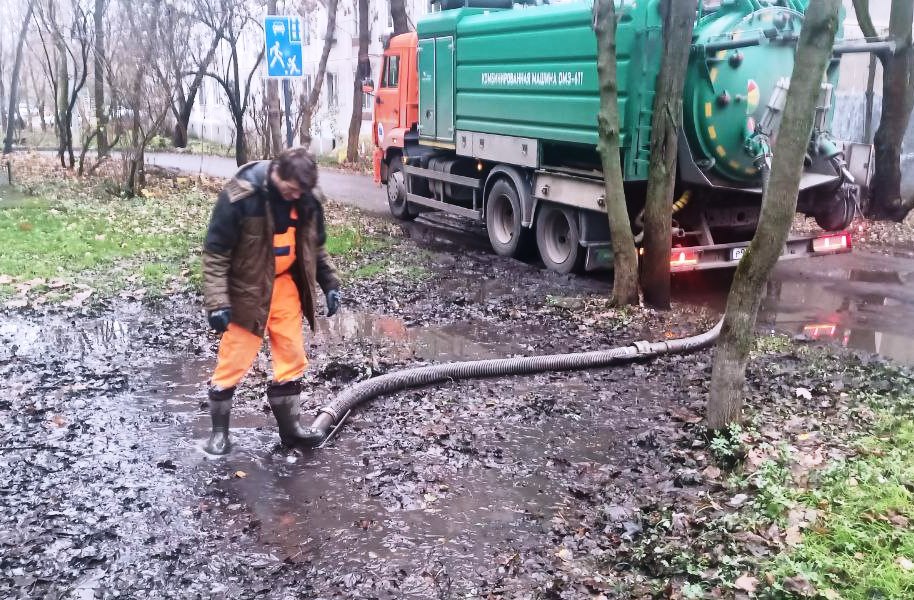 Основной задачей для работников коммунальных служб Пушкинского в минувшие выходные стала ликвидация дворовых подтоплений Основной задачей для работников коммунальных служб Пушкинского в минувшие выходные стала ликвидация дворовых подтоплений