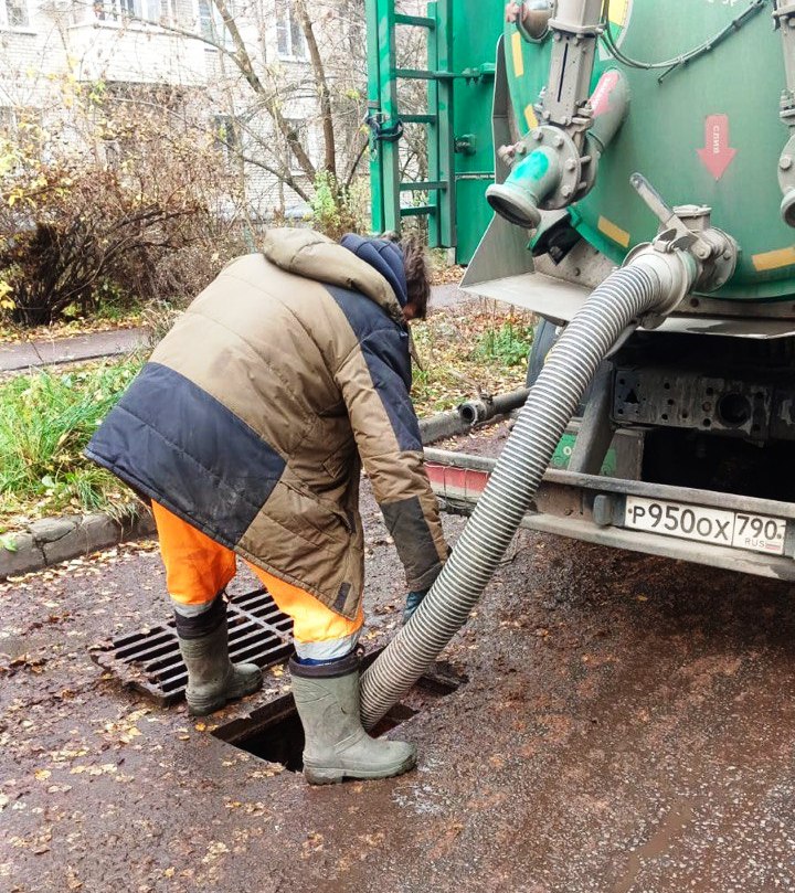 Основной задачей для работников коммунальных служб Пушкинского в минувшие выходные стала ликвидация дворовых подтоплений Основной задачей для работников коммунальных служб Пушкинского в минувшие выходные стала ликвидация дворовых подтоплений