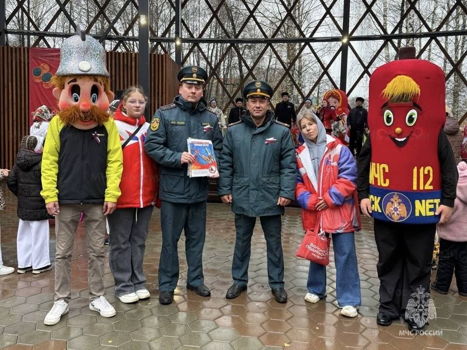 Сотрудники чрезвычайного ведомства Подмосковья приняли участие в праздничных мероприятиях Сотрудники чрезвычайного ведомства Подмосковья приняли участие в праздничных мероприятиях
