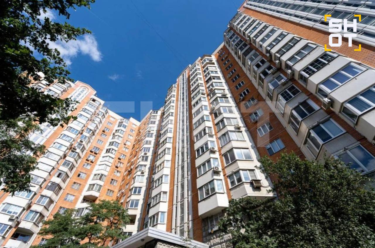 Уехавший из России звезда сериала «Кухня» Дмитрий Назаров оставил в России комнату в квартире, куда планирует вернуться из длительной эмиграции Уехавший из России звезда сериала «Кухня» Дмитрий Назаров оставил в России комнату в квартире, куда планирует вернуться из длительной эмиграции