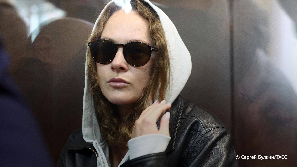 Актриса Аглая Тарасова в суде полностью признала вину по делу о контрабанде наркотиков, сообщает ТАСС