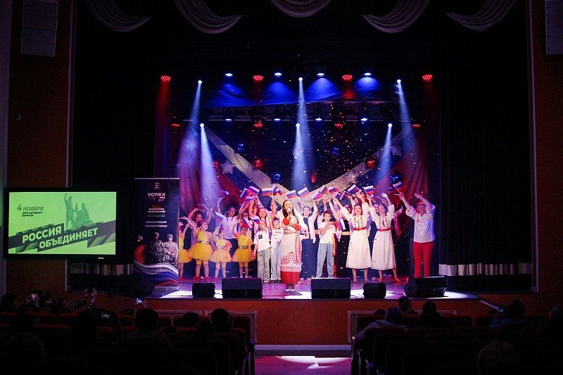 В Доме культуры рабочего посёлка им. Цюрупы «ВКМЦК и Т «Истоки» состоялся праздничный концерт «Моя Россия-Моя Страна», посвященный Дню народного единства В Доме культуры рабочего посёлка им. Цюрупы «ВКМЦК и Т «Истоки» состоялся праздничный концерт «Моя Россия-Моя Страна», посвященный Дню народного единства