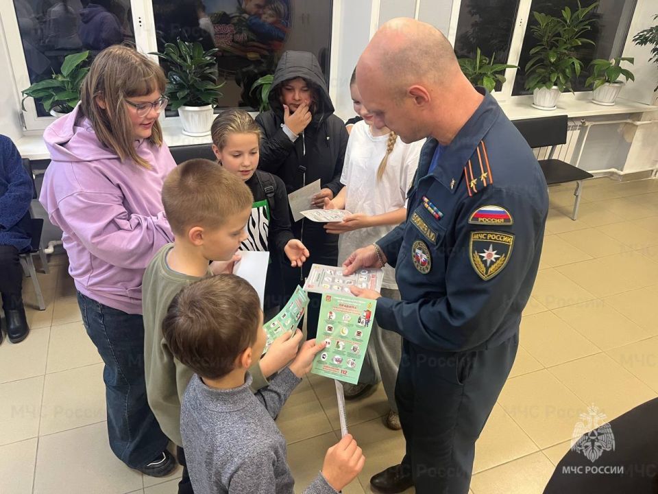 Сотрудники чрезвычайного ведомства Подмосковья приняли участие в праздничных мероприятиях Сотрудники чрезвычайного ведомства Подмосковья приняли участие в праздничных мероприятиях