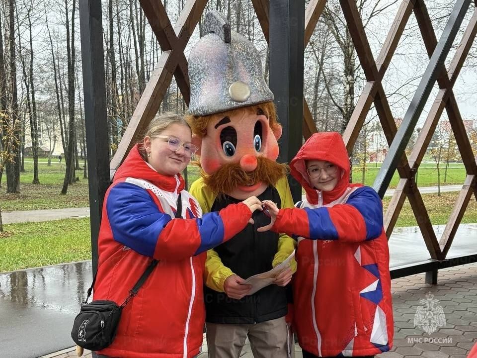 Сотрудники чрезвычайного ведомства Подмосковья приняли участие в праздничных мероприятиях Сотрудники чрезвычайного ведомства Подмосковья приняли участие в праздничных мероприятиях
