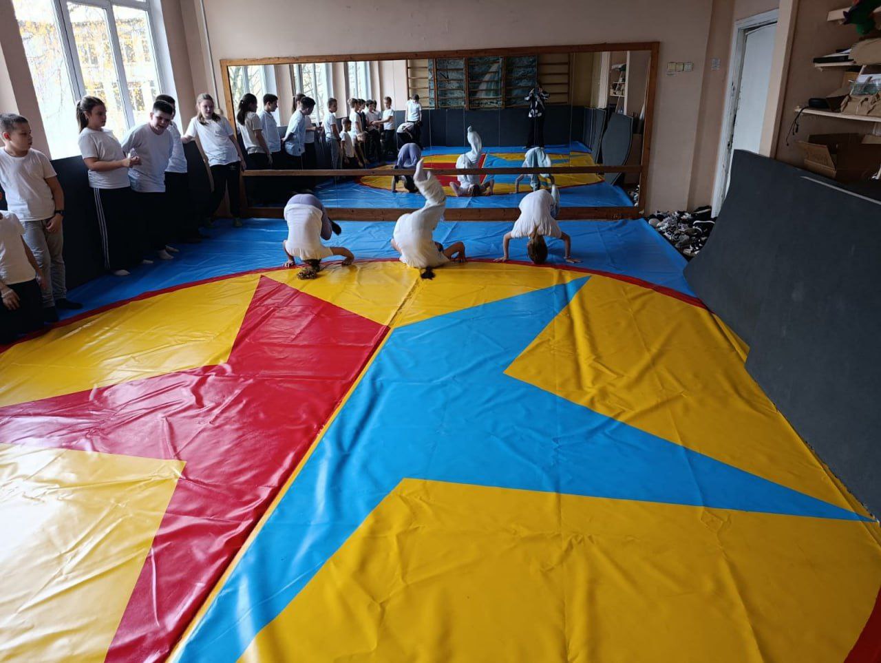 В 4 э классе прошла эстафета с элементами гимнастики, посвящённая Дню народного единства В 4 э классе прошла эстафета с элементами гимнастики, посвящённая Дню народного единства