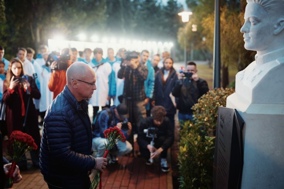 Аллея героев-артековцев в Международном детском центре «Артек» пополнилась новым бюстом — Героя России, выпускника лагеря 2018 года Назара Енина Аллея героев-артековцев в Международном детском центре «Артек» пополнилась новым бюстом — Героя России, выпускника лагеря 2018 года Назара Енина