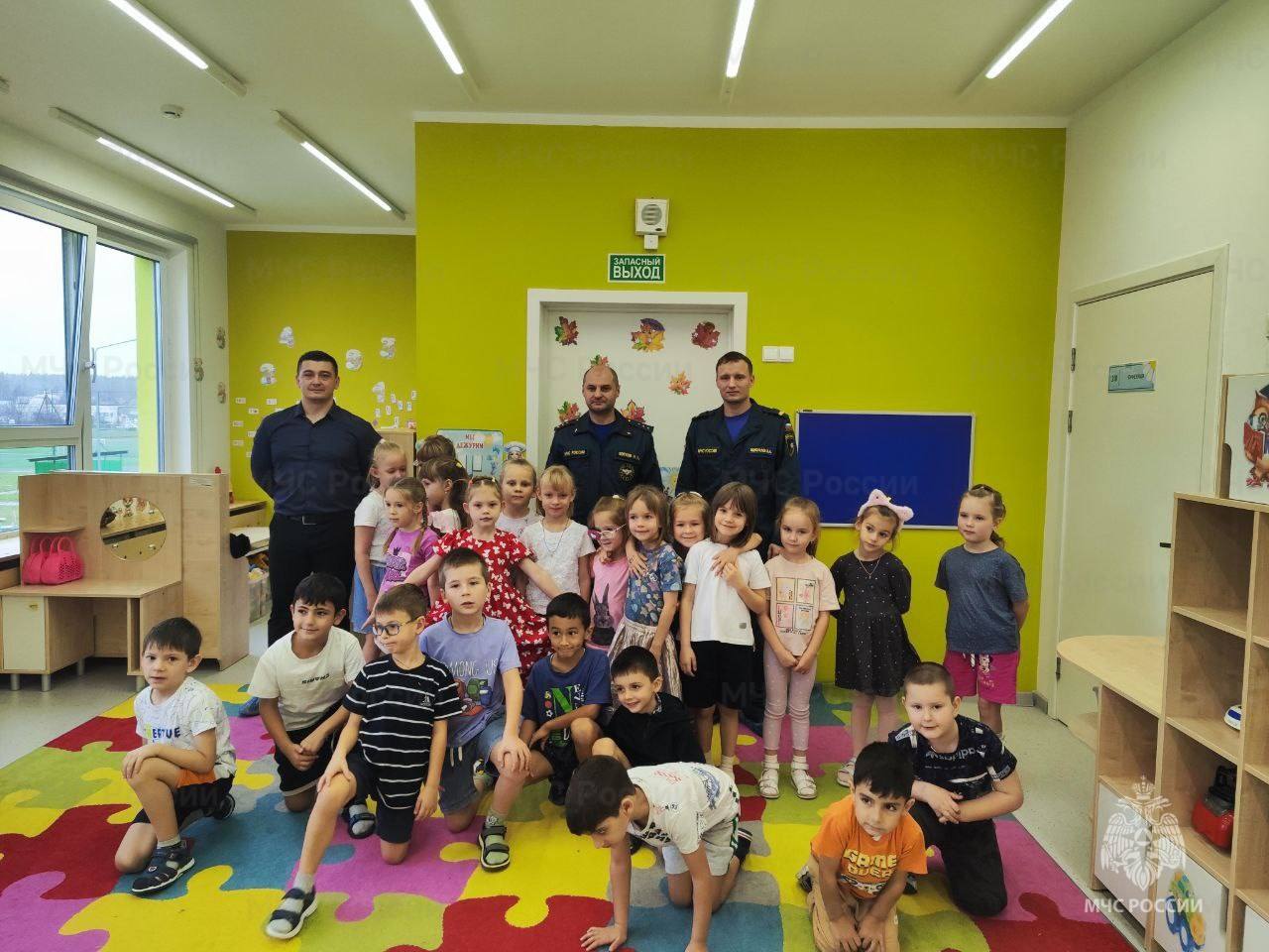 Пожарные провели занятия в школе Апрелевки Пожарные провели занятия в школе Апрелевки