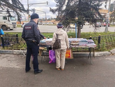 Сотрудники органов надзора и управления безопасности администрации Жуковского пресекли незаконную торговлю постельными принадлежностями
