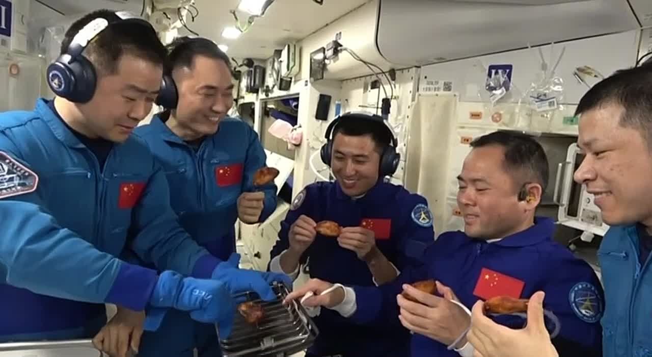 Барбекю в космосе больше не кажется сумасшедшей идеей! Китайские космонавты устроили трапезу с дымком прямо на орбитальной станции «Тяньгун»