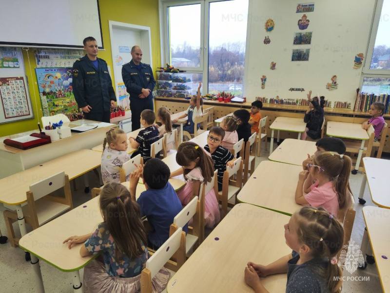 Пожарные провели занятия в школе Апрелевки