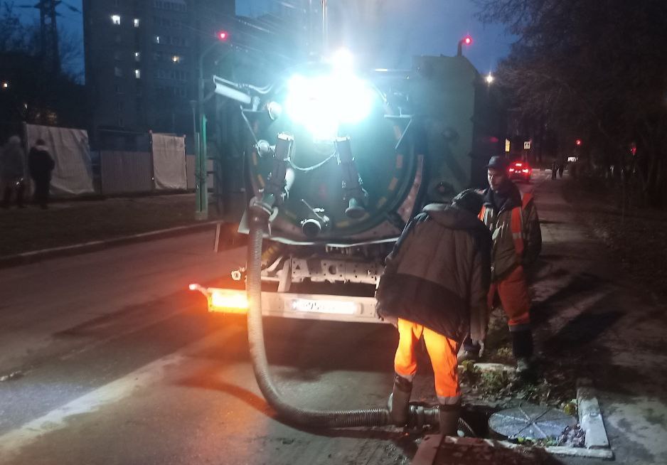 Основной задачей для работников коммунальных служб Пушкинского в минувшие выходные стала ликвидация дворовых подтоплений Основной задачей для работников коммунальных служб Пушкинского в минувшие выходные стала ликвидация дворовых подтоплений