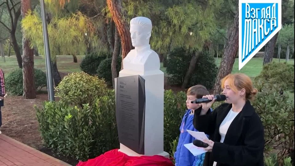 Аллея героев-артековцев в Международном детском центре «Артек» пополнилась новым бюстом — Героя России, выпускника лагеря 2018 года Назара Енина