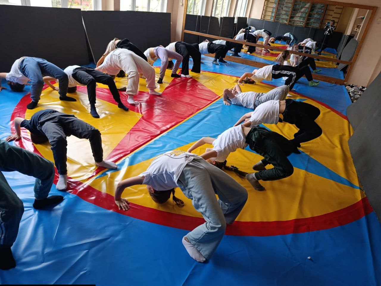 В 4 э классе прошла эстафета с элементами гимнастики, посвящённая Дню народного единства В 4 э классе прошла эстафета с элементами гимнастики, посвящённая Дню народного единства