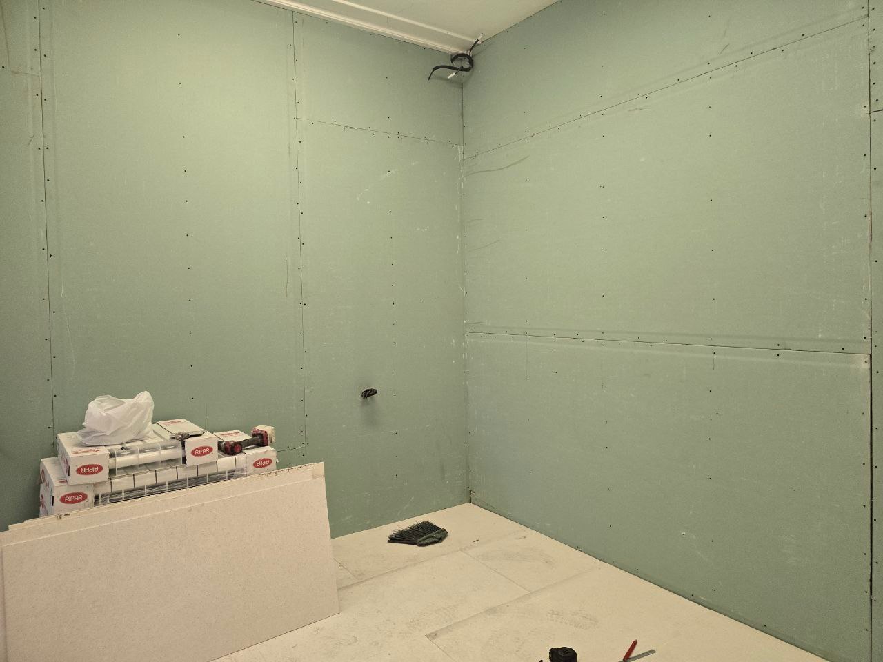 Сразу на семи объектах Коломенской больницы проводятся работы по текущему ремонту Сразу на семи объектах Коломенской больницы проводятся работы по текущему ремонту