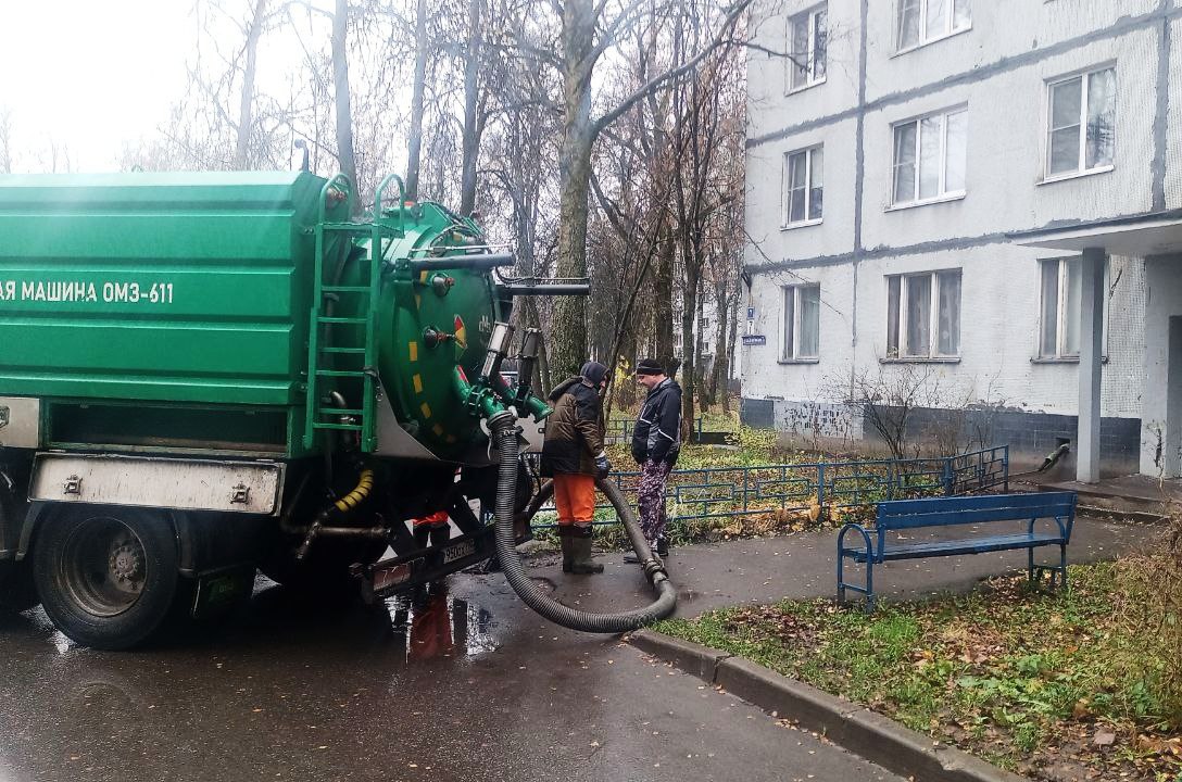 Основной задачей для работников коммунальных служб Пушкинского в минувшие выходные стала ликвидация дворовых подтоплений Основной задачей для работников коммунальных служб Пушкинского в минувшие выходные стала ликвидация дворовых подтоплений