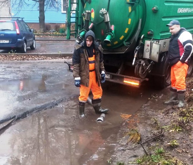 Основной задачей для работников коммунальных служб Пушкинского в минувшие выходные стала ликвидация дворовых подтоплений