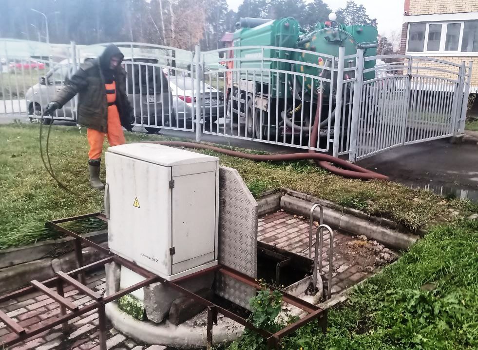 Основной задачей для работников коммунальных служб Пушкинского в минувшие выходные стала ликвидация дворовых подтоплений Основной задачей для работников коммунальных служб Пушкинского в минувшие выходные стала ликвидация дворовых подтоплений