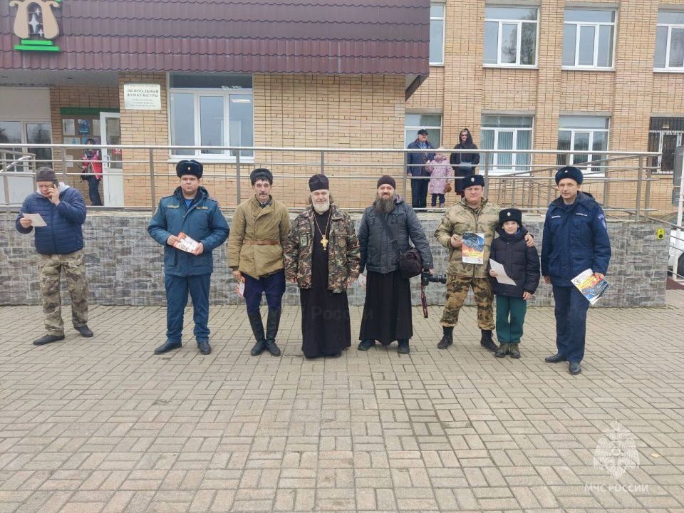 Сотрудники чрезвычайного ведомства Подмосковья приняли участие в праздничных мероприятиях Сотрудники чрезвычайного ведомства Подмосковья приняли участие в праздничных мероприятиях