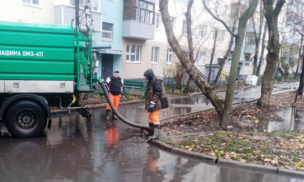 Основной задачей для работников коммунальных служб Пушкинского в минувшие выходные стала ликвидация дворовых подтоплений Основной задачей для работников коммунальных служб Пушкинского в минувшие выходные стала ликвидация дворовых подтоплений