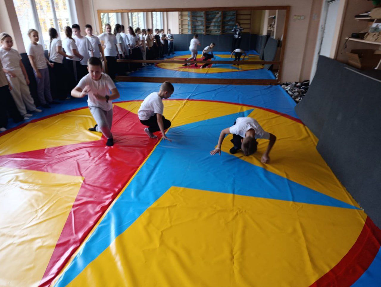 В 4 э классе прошла эстафета с элементами гимнастики, посвящённая Дню народного единства В 4 э классе прошла эстафета с элементами гимнастики, посвящённая Дню народного единства