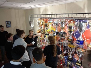 Обучающиеся МБОУ СШ №10 приняли участие в увлекательной экскурсии по миру профессионального спорта в рамках проекта «Билет в будущее», посетив Дворец спорта «Олимпийский» им. В.С. Максимова» — настоящую кузницу чемпионов!