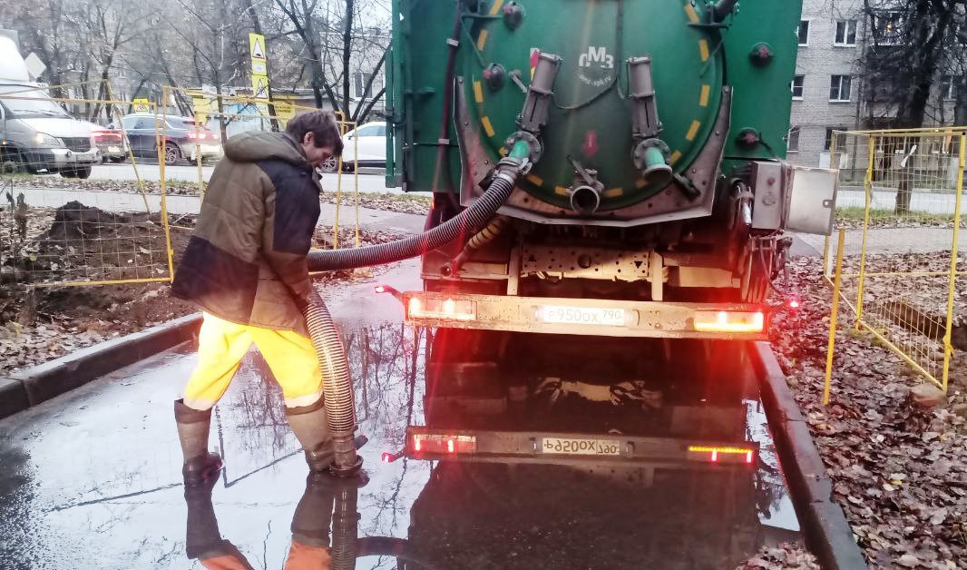 Основной задачей для работников коммунальных служб Пушкинского в минувшие выходные стала ликвидация дворовых подтоплений Основной задачей для работников коммунальных служб Пушкинского в минувшие выходные стала ликвидация дворовых подтоплений