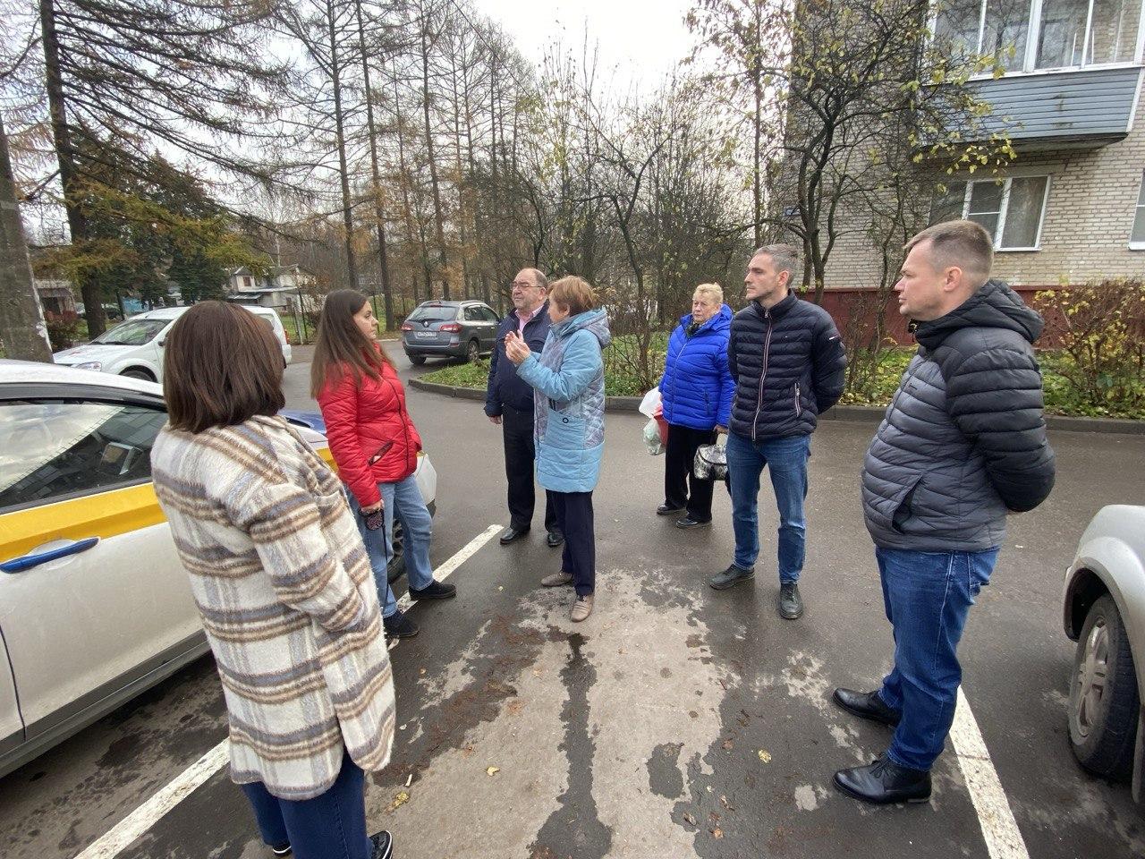На одной из недавних встреч в формате «выездной администрации», проведенной в Ивантеевке, жители дома №6 по проезду Маяковского подняли важные вопросы, касающиеся безопасности их двора На одной из недавних встреч в формате «выездной администрации», проведенной в Ивантеевке, жители дома №6 по проезду Маяковского подняли важные вопросы, касающиеся безопасности их двора