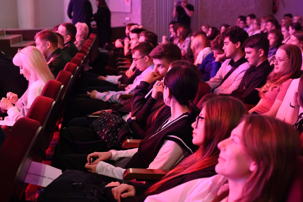 На базе Дворца культуры имени Ленина представители Военного комиссариата Городского округа Серпухов провели военно-профориентационное мероприятие в рамках 11-й Всероссийской акции «Есть такая профессия – Родину защищать» На базе Дворца культуры имени Ленина представители Военного комиссариата Городского округа Серпухов провели военно-профориентационное мероприятие в рамках 11-й Всероссийской акции «Есть такая профессия – Родину защищать»