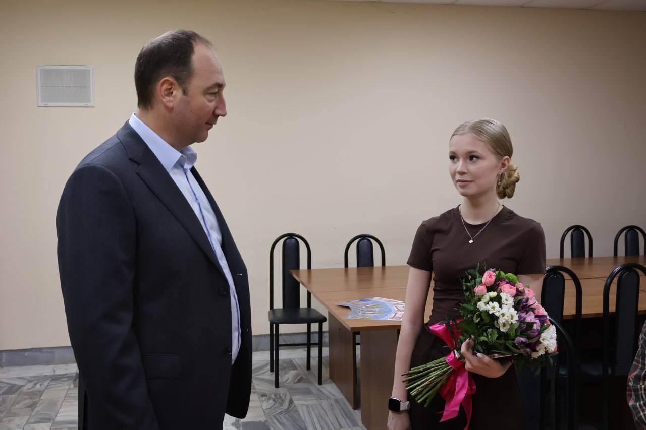 Тепло поддержки: глава округа поздравил дочь героя