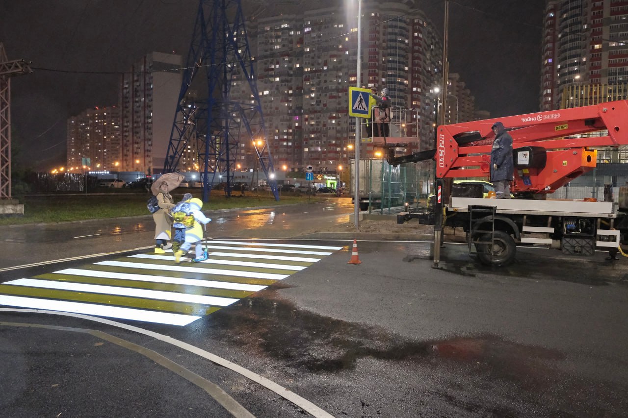 В Путилково завершается монтаж новой площадки для маршрута №1288