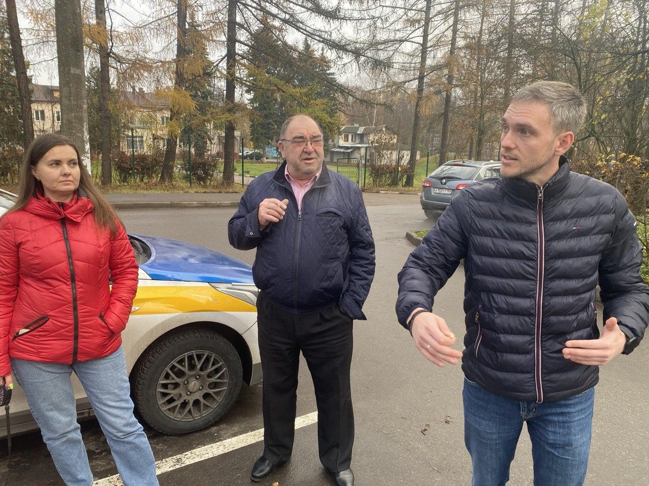 На одной из недавних встреч в формате «выездной администрации», проведенной в Ивантеевке, жители дома №6 по проезду Маяковского подняли важные вопросы, касающиеся безопасности их двора На одной из недавних встреч в формате «выездной администрации», проведенной в Ивантеевке, жители дома №6 по проезду Маяковского подняли важные вопросы, касающиеся безопасности их двора