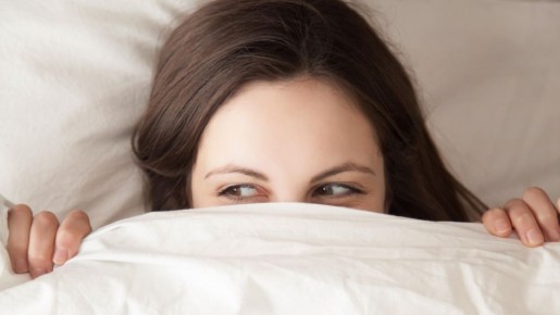 Одеяло больше никуда не убежит: простой способ быстро заправить его в пододеяльник