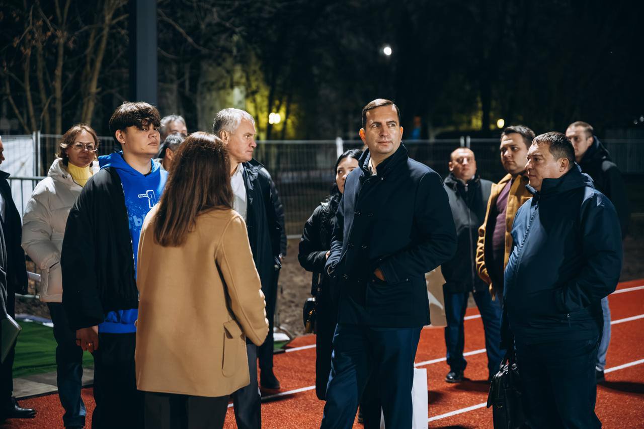 Андрей Булгаков: Во Фрязино дошли с жителями и до спортивной школы «Олимп» — проверить, как продвигается капитальный ремонт стадиона Андрей Булгаков: Во Фрязино дошли с жителями и до спортивной школы «Олимп» — проверить, как продвигается капитальный ремонт стадиона