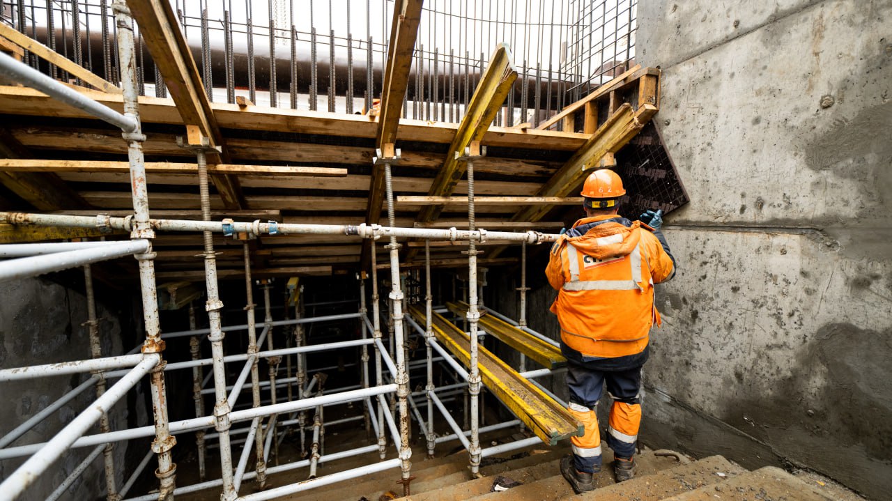 Владимир Волков: Бетонирование стен и лестничных сходов ведёт подрядчик в строящемся подземном пешеходном переходе на «Кресте» Владимир Волков: Бетонирование стен и лестничных сходов ведёт подрядчик в строящемся подземном пешеходном переходе на «Кресте»