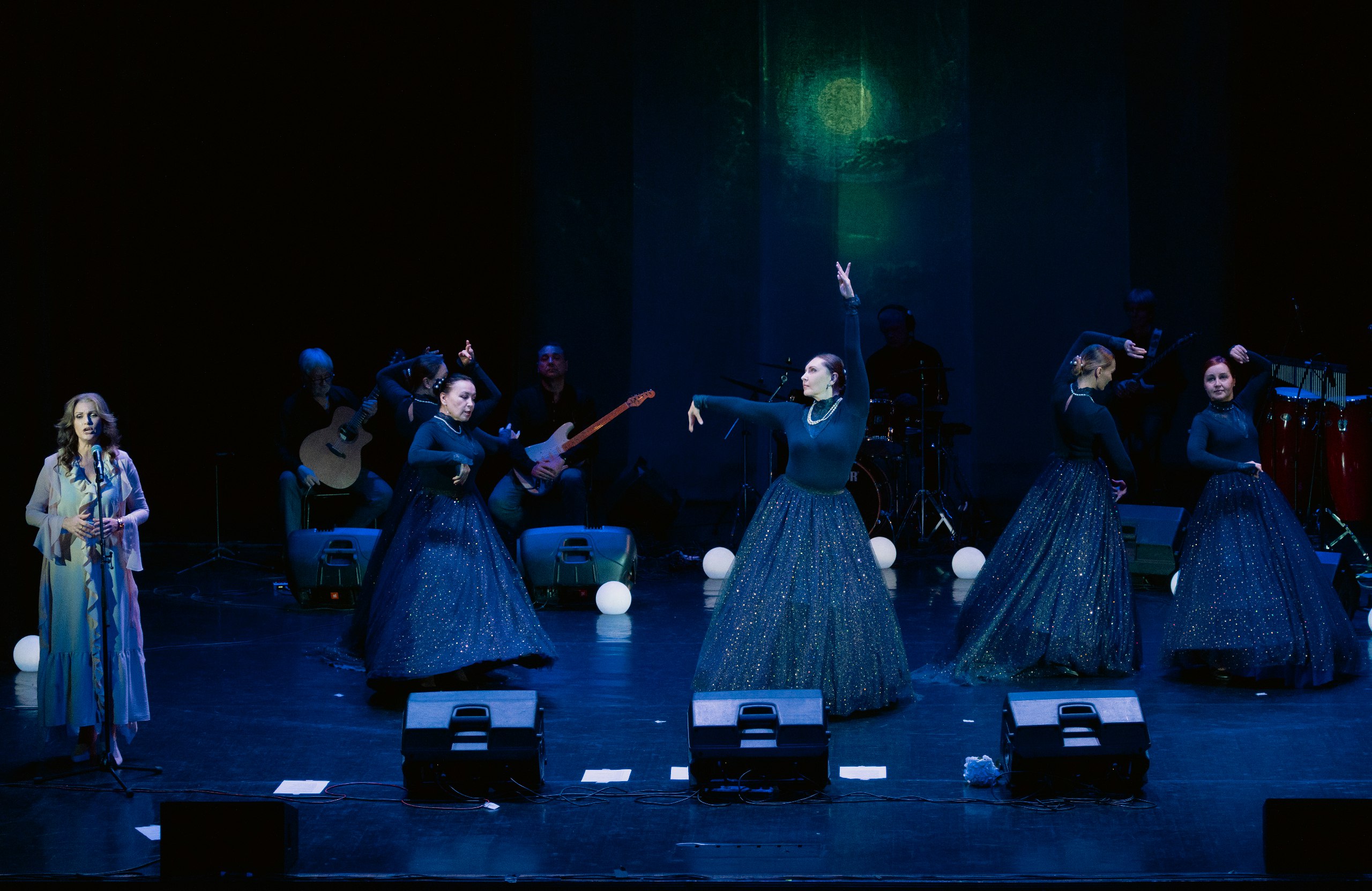 Наши новости. Во Дворце культуры «Дружба» г. Чехов состоялся удивительный вечер, который погрузил зрителей в мир настоящего музыкального колдовства, сотворённого коллективом «Венница»