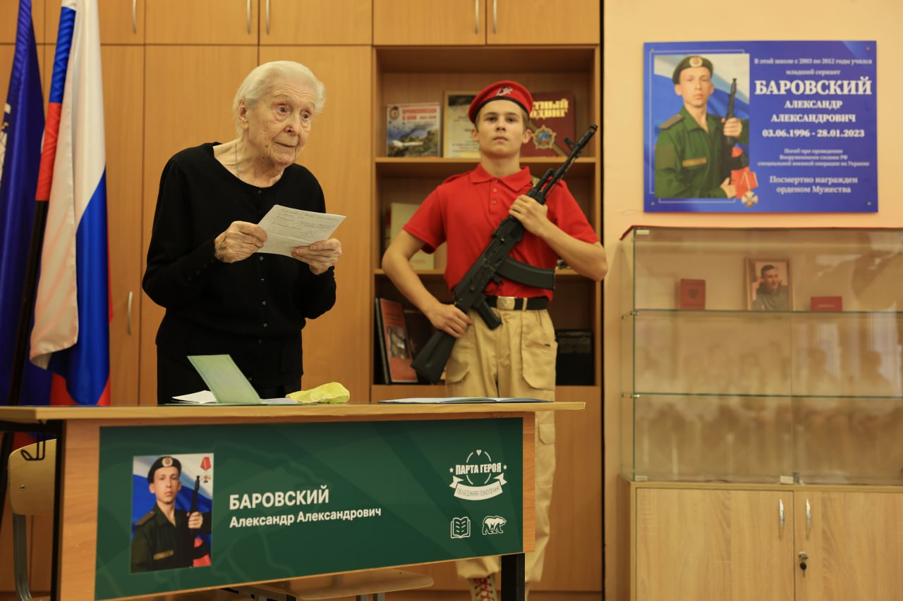 Игорь Трифонов: Сегодня в школе №20 торжественно открыли «Парту Героя», посвящённую памяти жителя нашего города Александра Александровича Баровского Игорь Трифонов: Сегодня в школе №20 торжественно открыли «Парту Героя», посвящённую памяти жителя нашего города Александра Александровича Баровского