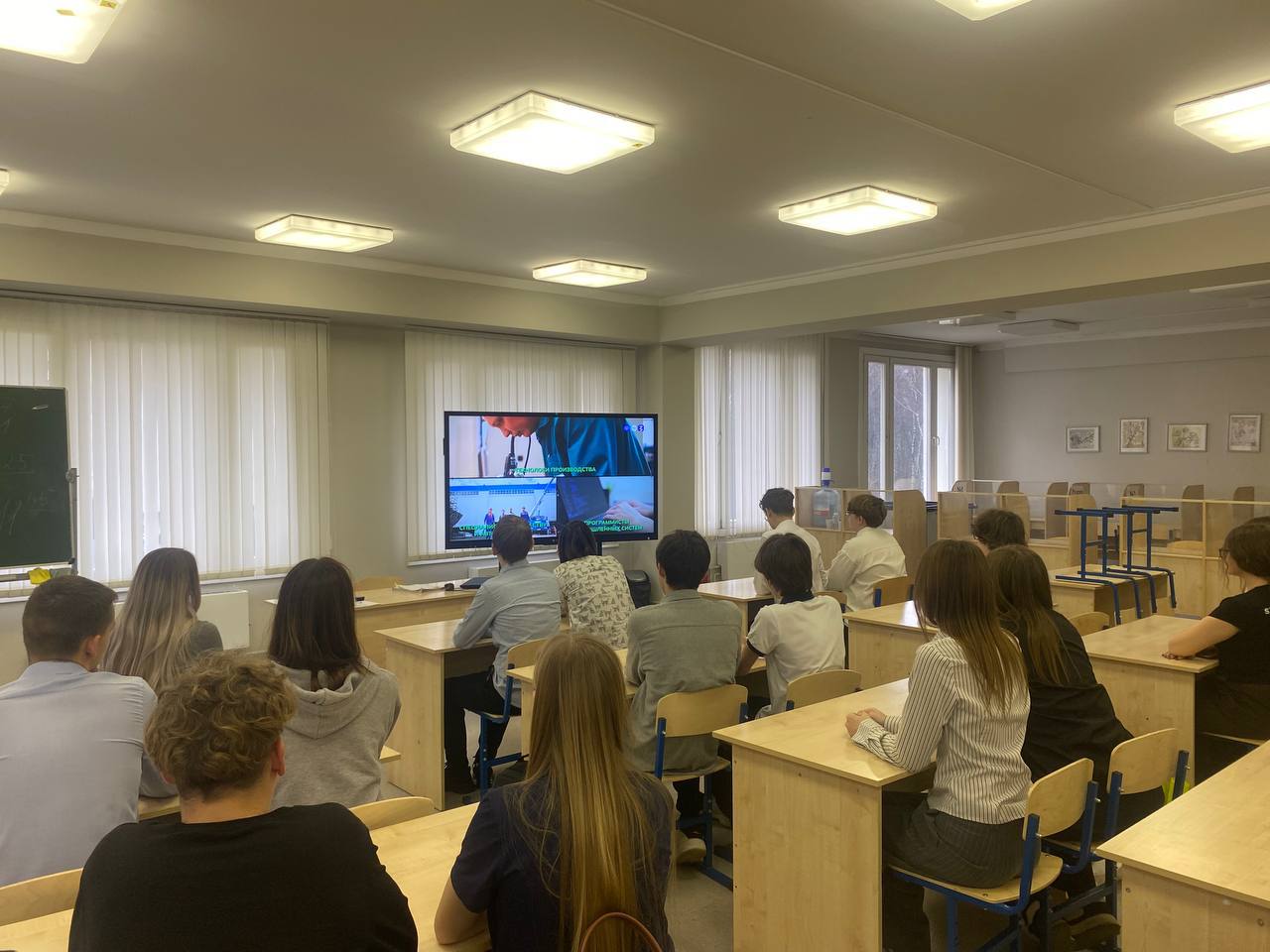 РОССИЯ - МОИ ГОРИЗОНТЫ. 6 ноября в нашей школе состоялось занятие профориентационного курса «Россия — мои горизонты» РОССИЯ - МОИ ГОРИЗОНТЫ. 6 ноября в нашей школе состоялось занятие профориентационного курса «Россия — мои горизонты»