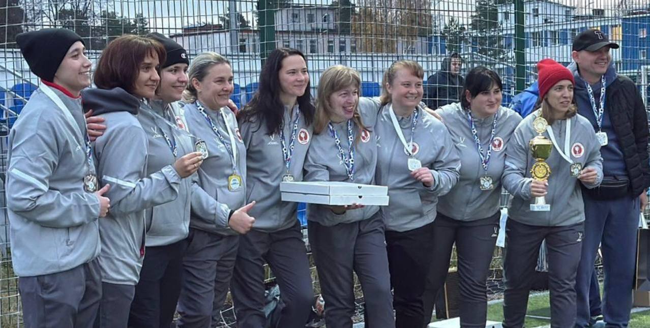 Футбольные мамы из Подольска завоевали серебро на областном турнире