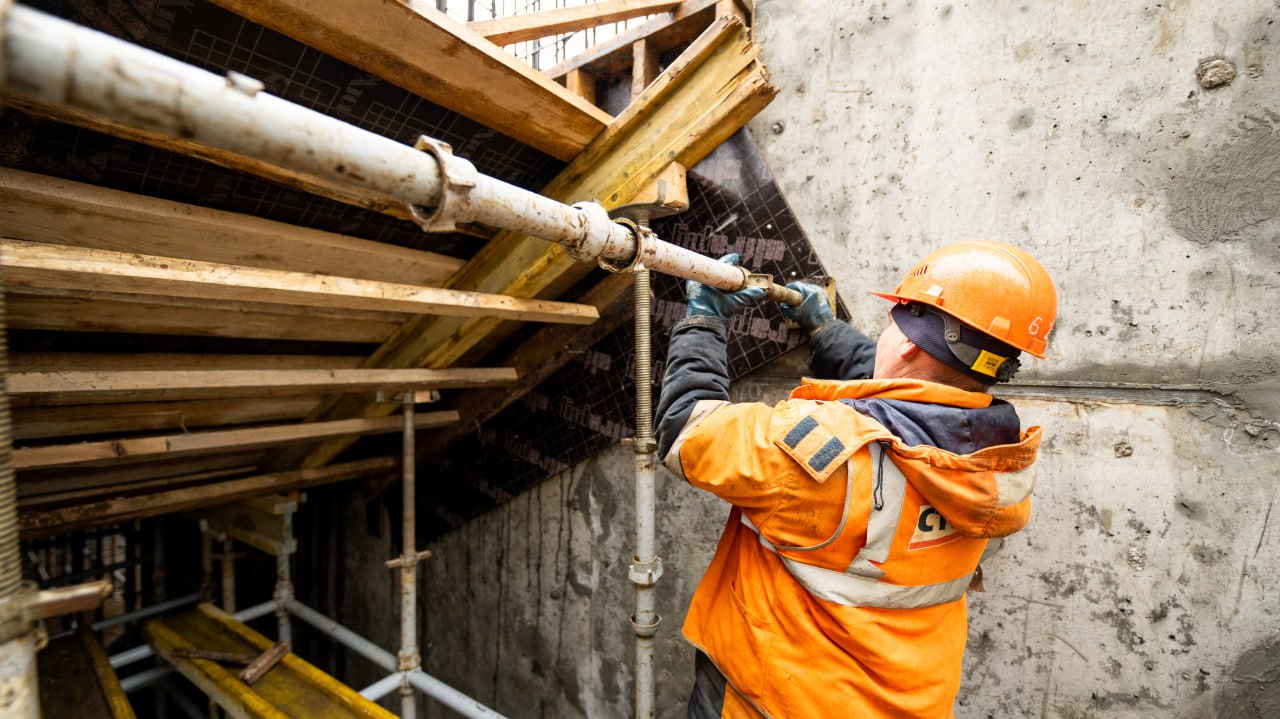 Владимир Волков: Бетонирование стен и лестничных сходов ведёт подрядчик в строящемся подземном пешеходном переходе на «Кресте» Владимир Волков: Бетонирование стен и лестничных сходов ведёт подрядчик в строящемся подземном пешеходном переходе на «Кресте»