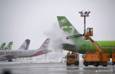 Обработка одного самолета противообледенительной жидкостью требует эквивалент до 350 двухлитровых чайников, посчитали РИА Новости