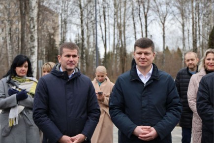 Сквер открыт!. Сегодня в восточном микрорайоне города Глава г.о. Электросталь Филипп Ефанов и депутат Государственной Думы Геннадий Панин открыли новый сквер «Затишье»