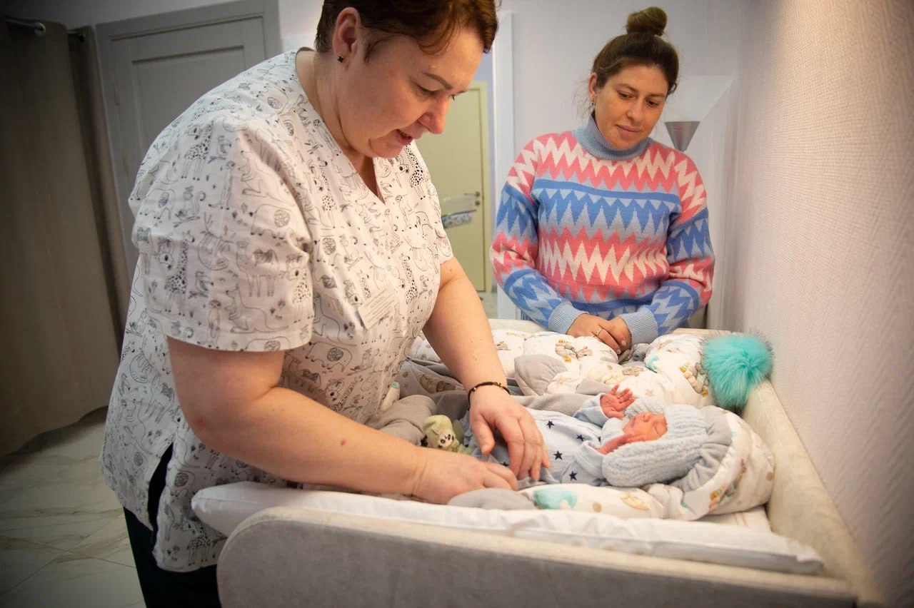 Появление на свет нового человека - всегда особенное событие, а для семей военнослужащих, которые выполняют сегодня боевые задачи в зоне специальной военной операции, это ещё и символ надежды, мира и светлого будущего