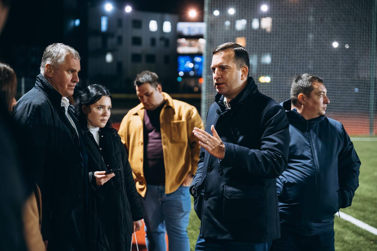 Андрей Булгаков: Во Фрязино дошли с жителями и до спортивной школы «Олимп» — проверить, как продвигается капитальный ремонт стадиона Андрей Булгаков: Во Фрязино дошли с жителями и до спортивной школы «Олимп» — проверить, как продвигается капитальный ремонт стадиона