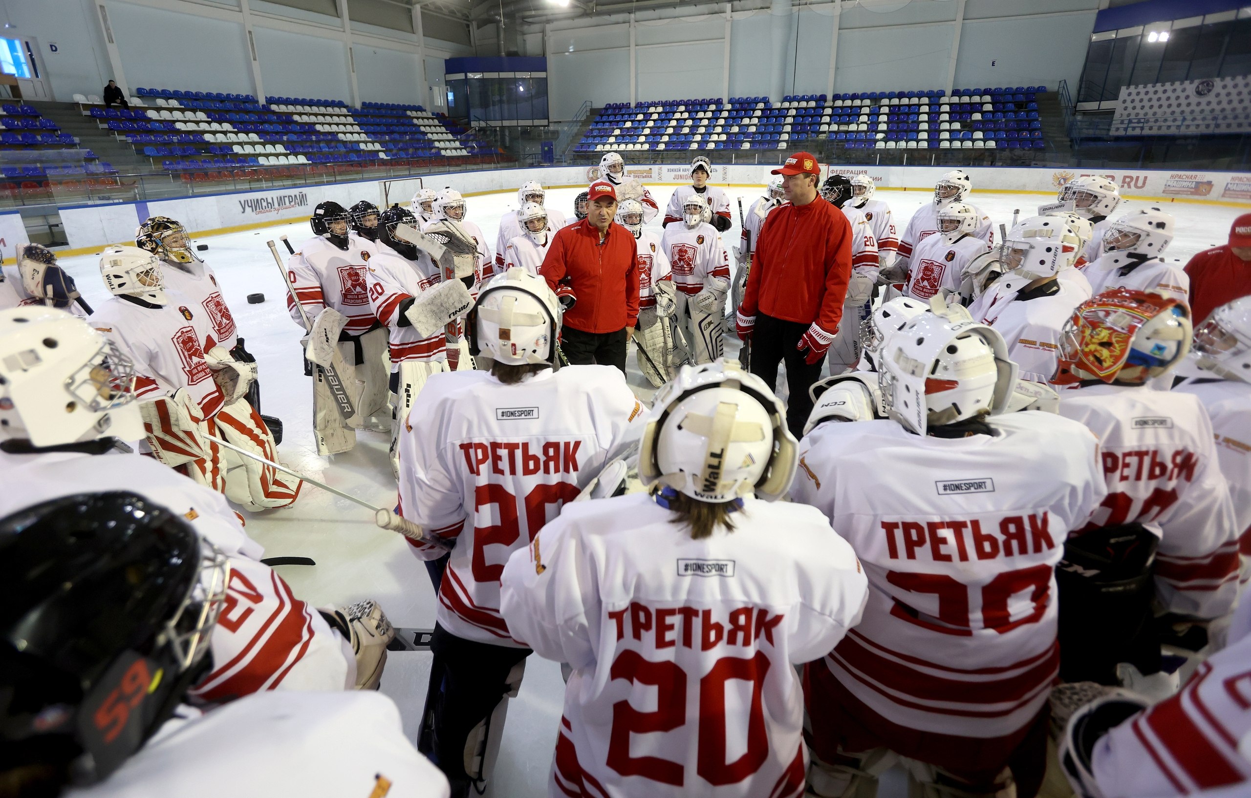 Легенды хоккея учат будущих звёзд: в Дмитрове проходит 20-я юбилейная «Школа вратарей Владислава Третьяка»! Легенды хоккея учат будущих звёзд: в Дмитрове проходит 20-я юбилейная «Школа вратарей Владислава Третьяка»!