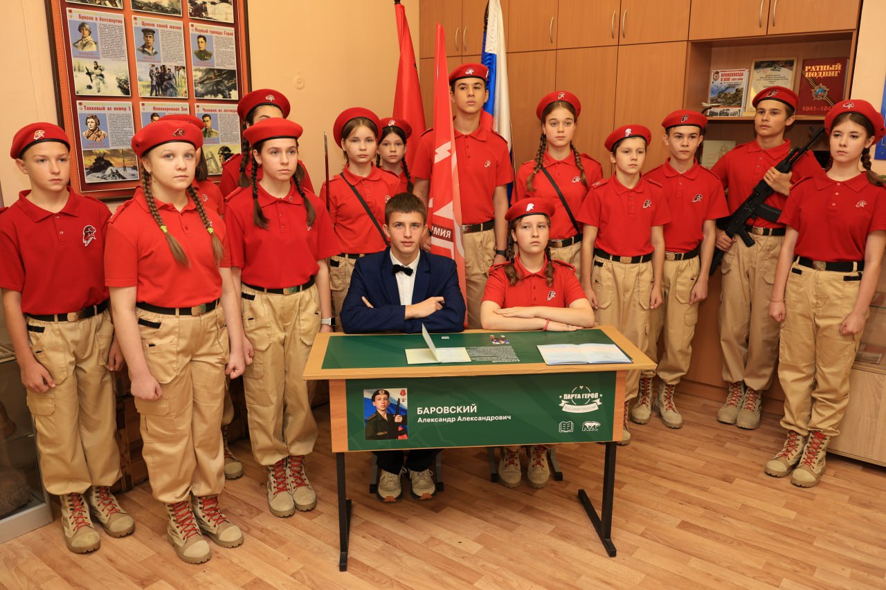 Игорь Трифонов: Сегодня в школе №20 торжественно открыли «Парту Героя», посвящённую памяти жителя нашего города Александра Александровича Баровского Игорь Трифонов: Сегодня в школе №20 торжественно открыли «Парту Героя», посвящённую памяти жителя нашего города Александра Александровича Баровского