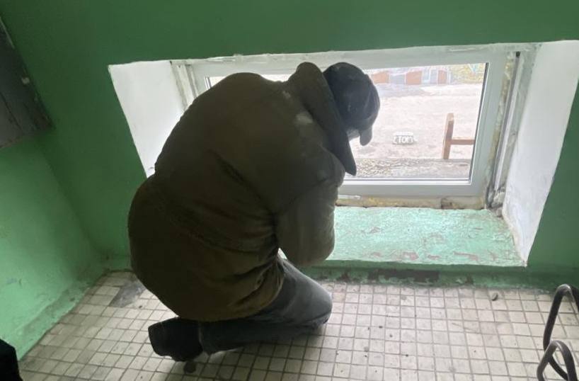 Обновление в доме!. Наш специалисты завершили работы по замене окна в подъезде Результат: Тепло: надежная защита от холода