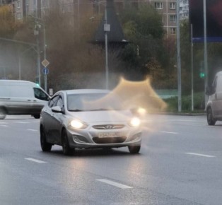 Некоторые анонимные тг-каналы пишут, что в Ступинском районе Подмосковья неподалёку от деревни Колычёво под утро бездуховного Хэллоуина нашли на обочине старой дороги сгоревший «Солярис»