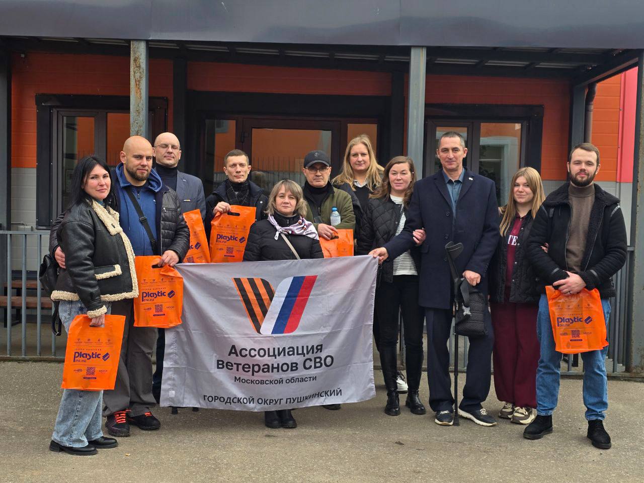 Семьи героев знакомятся с производством Пушкинского