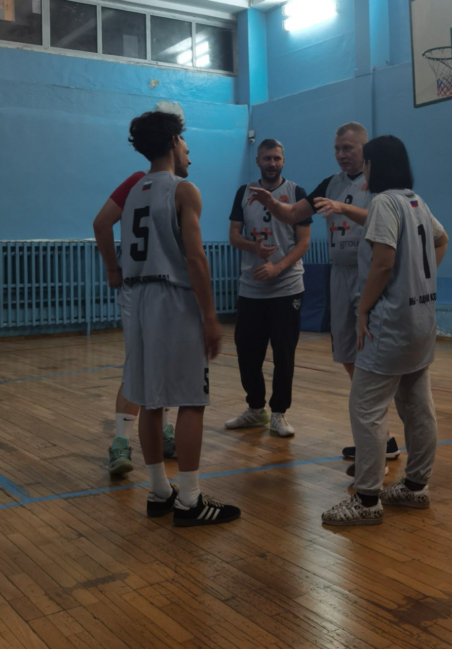 Вот так мы завершаем четверг! Учителя МБОУ СОШ № 8 бросили вызов ученикам в баскетбольном матче! Вот так мы завершаем четверг! Учителя МБОУ СОШ № 8 бросили вызов ученикам в баскетбольном матче!